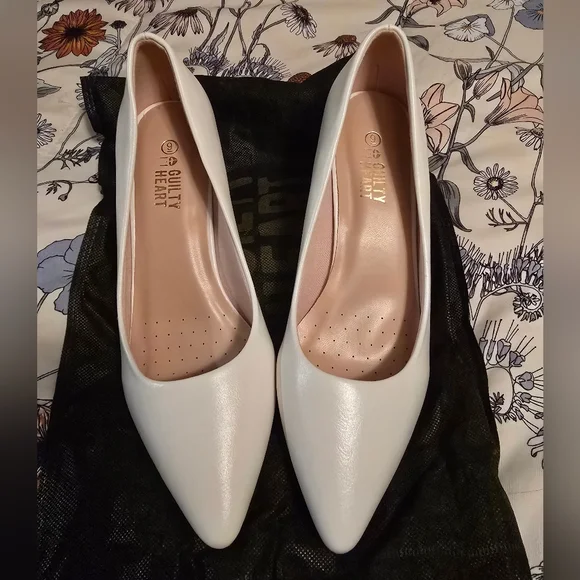 Women's White Pumps - Picture 1 of 2